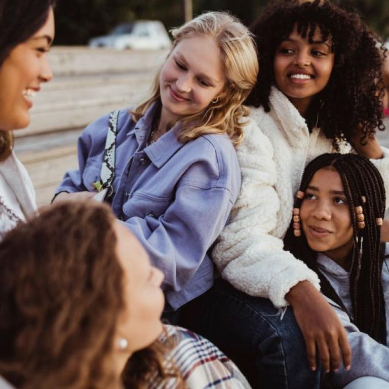 Unga vuxna umgås och skrattar tillsammans