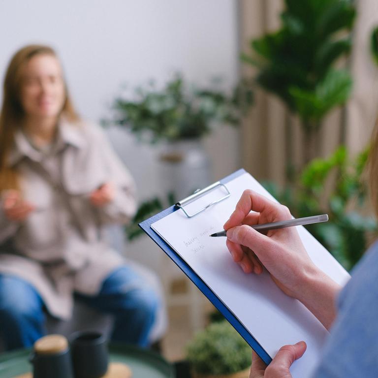 En person som intervjuar en annan person.